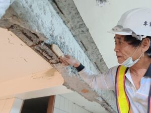 鋼筋鏽蝕處鋼刷除鏽及粉層清理